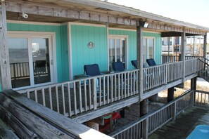 Terrace/patio - "AIN'T LIFE GRAND"-KAYAKS, GOLF CART, PRIVATE BEACH, CRAB TRAPS! (Dauphin Island)
