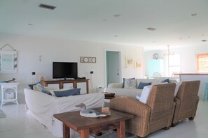 Smart TV, fireplace, DVD player - "AIN'T LIFE GRAND"-KAYAKS, GOLF CART, PRIVATE BEACH, CRAB TRAPS! (Dauphin Island)