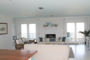 Smart TV, fireplace, DVD player - "AIN'T LIFE GRAND"-KAYAKS, GOLF CART, PRIVATE BEACH, CRAB TRAPS! (Dauphin Island)
