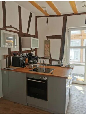 Kühlschrank, Mikrowelle, Ofen, Herdplatte