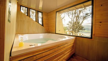 Cabin, Lake View | Bathroom | Combined shower/bathtub, towels, soap, shampoo