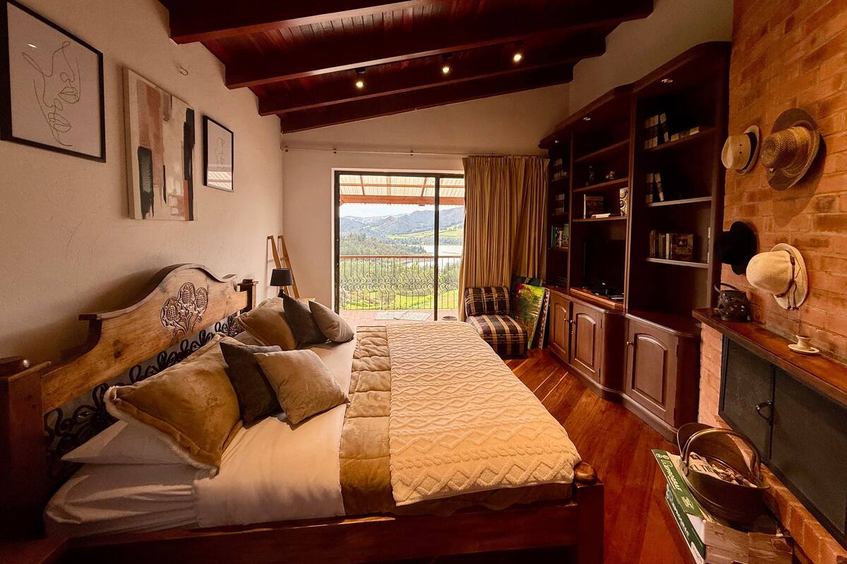 Quarto casal superior, 1 cama King, sacada, vista para o lago | Roupa de cama