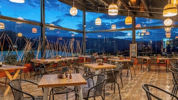 供應早餐、午餐、晚餐;多國菜