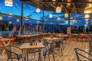Café da manhã, almoço e jantar; culinária internacional