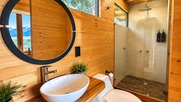Habitación doble, vista al jardín | Baño | Tina con regadera, toallas, jabón, shampoo