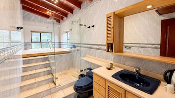 Superior Double Room, 1 King Bed, Balcony, Lake View | Bathroom | Combined shower/bathtub, towels, soap, shampoo