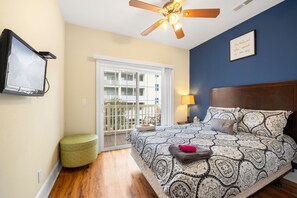 4 bedrooms, iron/ironing board, WiFi, bed sheets - massive 5 bedroom by family kingdom (Myrtle Beach)