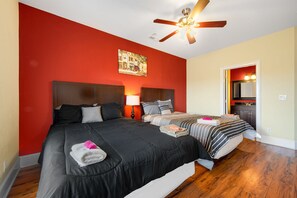 4 bedrooms, iron/ironing board, WiFi, bed sheets - massive 5 bedroom by family kingdom (Myrtle Beach)
