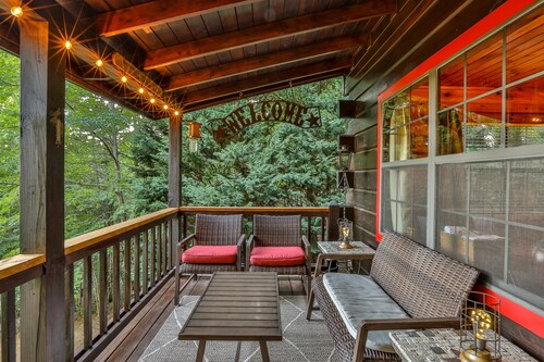Mountain Cabin with Hot Tub, Views and Firepit, Near Blue Ridge