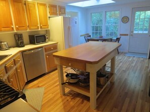 Réfrigérateur, four à micro-ondes, surface de cuisson, lave-vaisselle