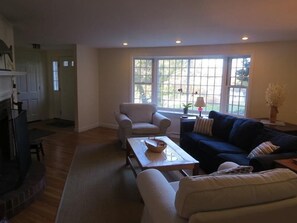 單棟房屋, 多張床, 廚房, 泳池景 | 客廳 | 電視