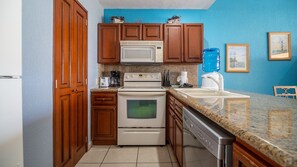 Een koelkast, een magnetron, een oven, een kookplaat