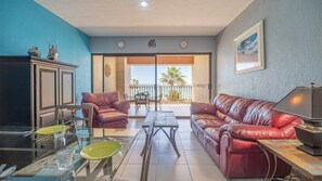 Een smart-tv, een dvd-speler, boeken en een stereo