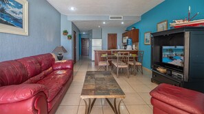 Smart TV, DVD player, livros, aparelho de som