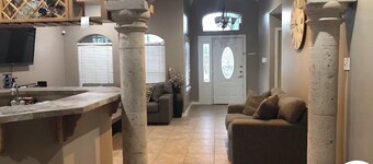 Entire house , close to Mall, restaurants<br> 4 bedrooms and 3 full baths