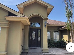 Exterior - Entire house , close to Mall, restaurants<br> 4 bedrooms and 3 full baths (Laredo)