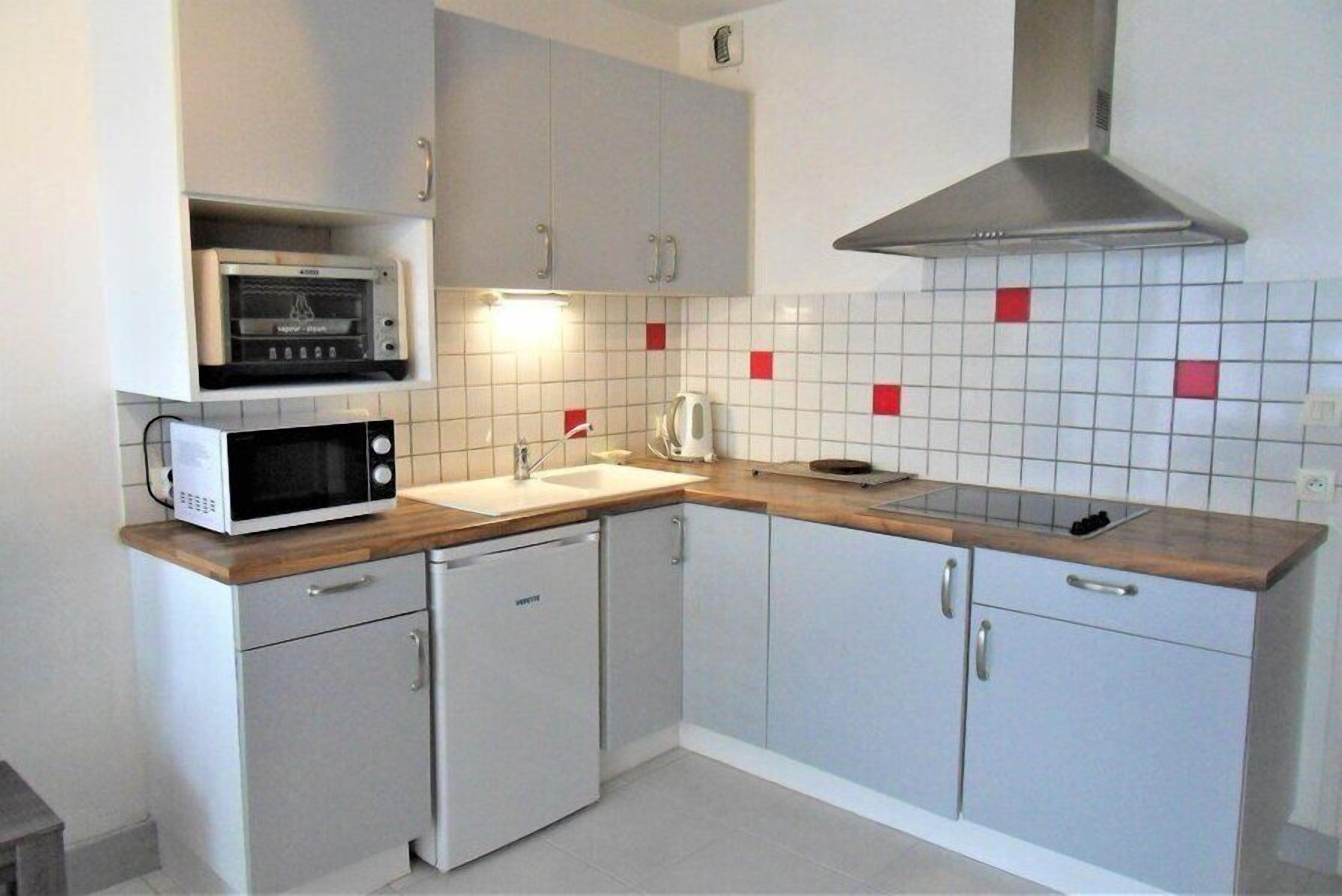 Réfrigérateur, micro-ondes, grille-pain