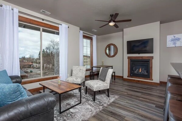 Smart TV, fireplace