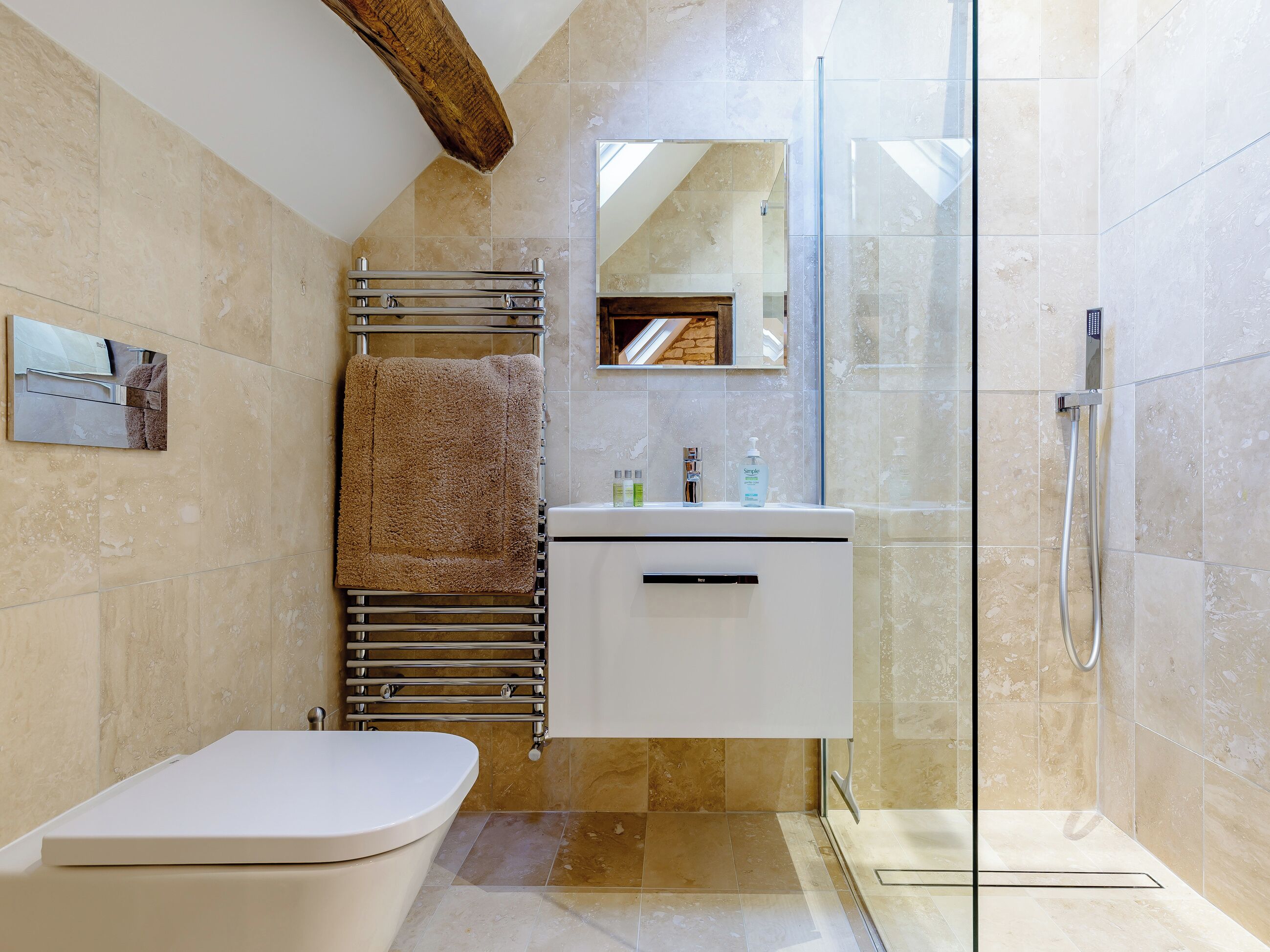 Modern shower room | Kilcot Coach House, Lower Kilcot, near Wotton-under-Edge