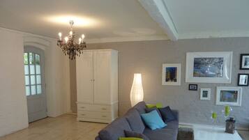 Télévision, lecteur de DVD, livres