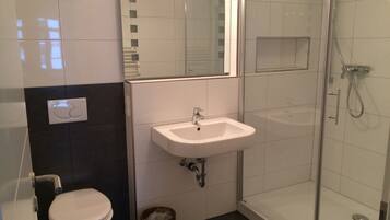 Douche, sĂšche-cheveux, serviettes fournies