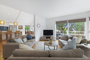 Smart TV, books - ASCALON COTTAGE STYLE HOLIDAY RETREAT, SORRENTO (Sorrento)