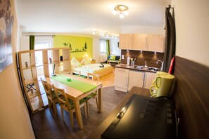 Interior - Waldzimmer - Lovingly furnished apartment near Musikhaus Thomann (Burgebrach)