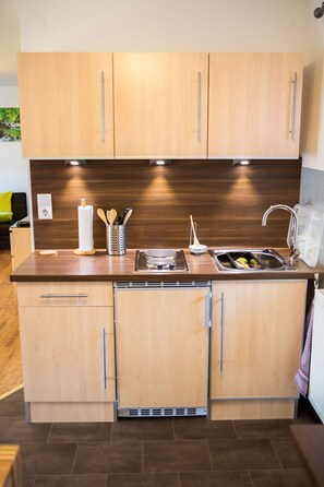 Fridge, microwave, stovetop, coffee/tea maker - Waldzimmer - Lovingly furnished apartment near Musikhaus Thomann (Burgebrach)