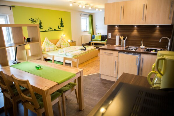 1 bedroom, iron/ironing board, WiFi, bed sheets - Waldzimmer - Lovingly furnished apartment near Musikhaus Thomann (Burgebrach)