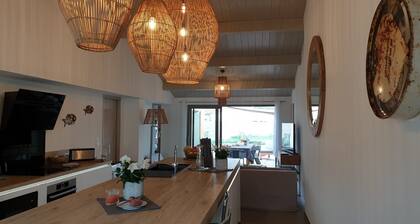 Villa neuve de standing ouverte sur jardin et piscine chauffée à 150m de la cÎte