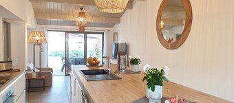 Villa neuve de standing ouverte sur jardin et piscine chauffée à 150m de la côte