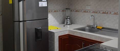 Fridge, cookware/dishes/utensils