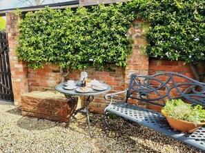 Outdoor dining - Steeple Ashton Village Spacious Comfort in Cottage for 2 in Country House Style (Trowbridge)