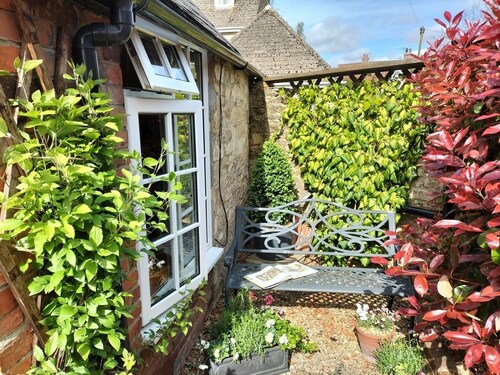 Steeple Ashton Village Spacious Comfort in Cottage for 2 in Country House Style