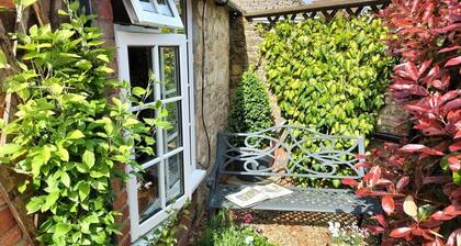 Steeple Ashton Village Spacious Comfort in Cottage for 2 in Country House Style
