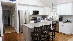 Casa, várias camas, cozinha, vista para o jardim | Cozinha privada | Cafeteira/chaleira, geladeira, micro-ondas, cooktop