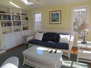 House, Multiple Beds, Kitchen, Pool View | Living room