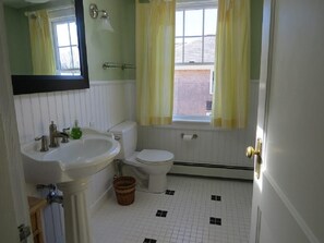 Casa, várias camas, cozinha, vista para a piscina | Banheiro