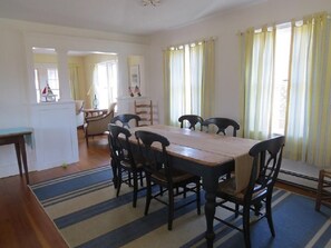 Casa, várias camas, cozinha, vista para a piscina | Opções para refeição