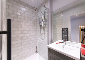 Cottage | Bathroom - Cosy 2 Bedroom Cottage With Log-burner & Parking (Stratford-upon-Avon)