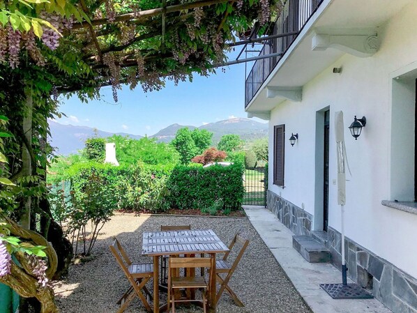 Outdoor dining - Cosy apartment for 3 guests with WIFI, TV and patio (Luino)