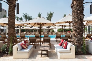 Una piscina al aire libre (de 08:00 a 17:00), tumbonas