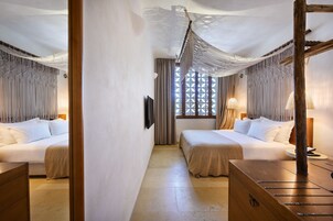 Habitación | Minibar, caja fuerte, escritorio y cortinas opacas