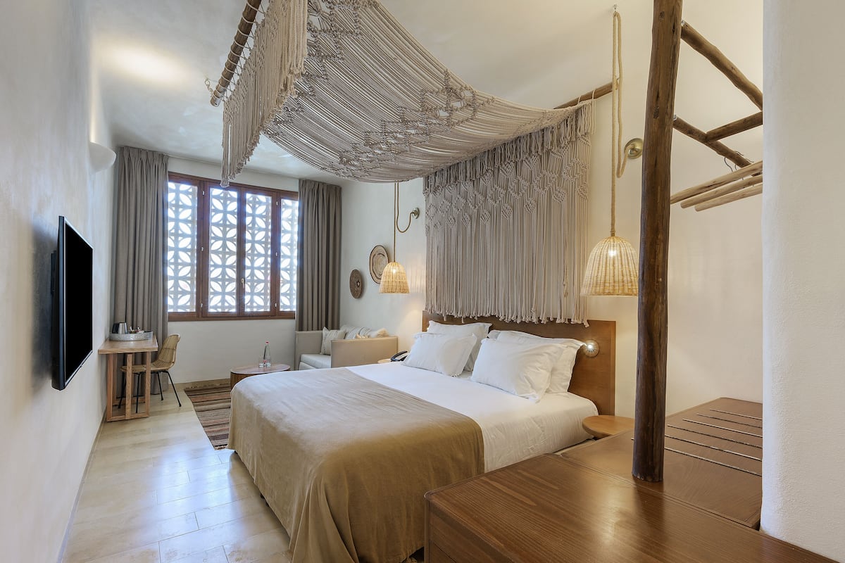 Kedma Room | 1 bedroom, minibar, in-room safe, desk