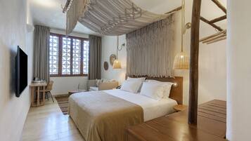 Kedma Room | Minibar, in-room safe, desk, blackout drapes