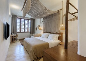 Minibar, caja de seguridad en la habitación y escritorio 