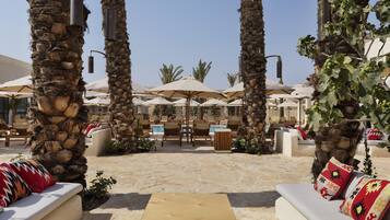 Udendørs pool, åben fra kl. 08.00 til kl. 17.00, liggestole