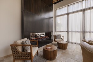 Minibar, caja de seguridad en la habitación y escritorio 