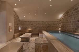 Salas de tratamiento para parejas, un sauna, baño turco