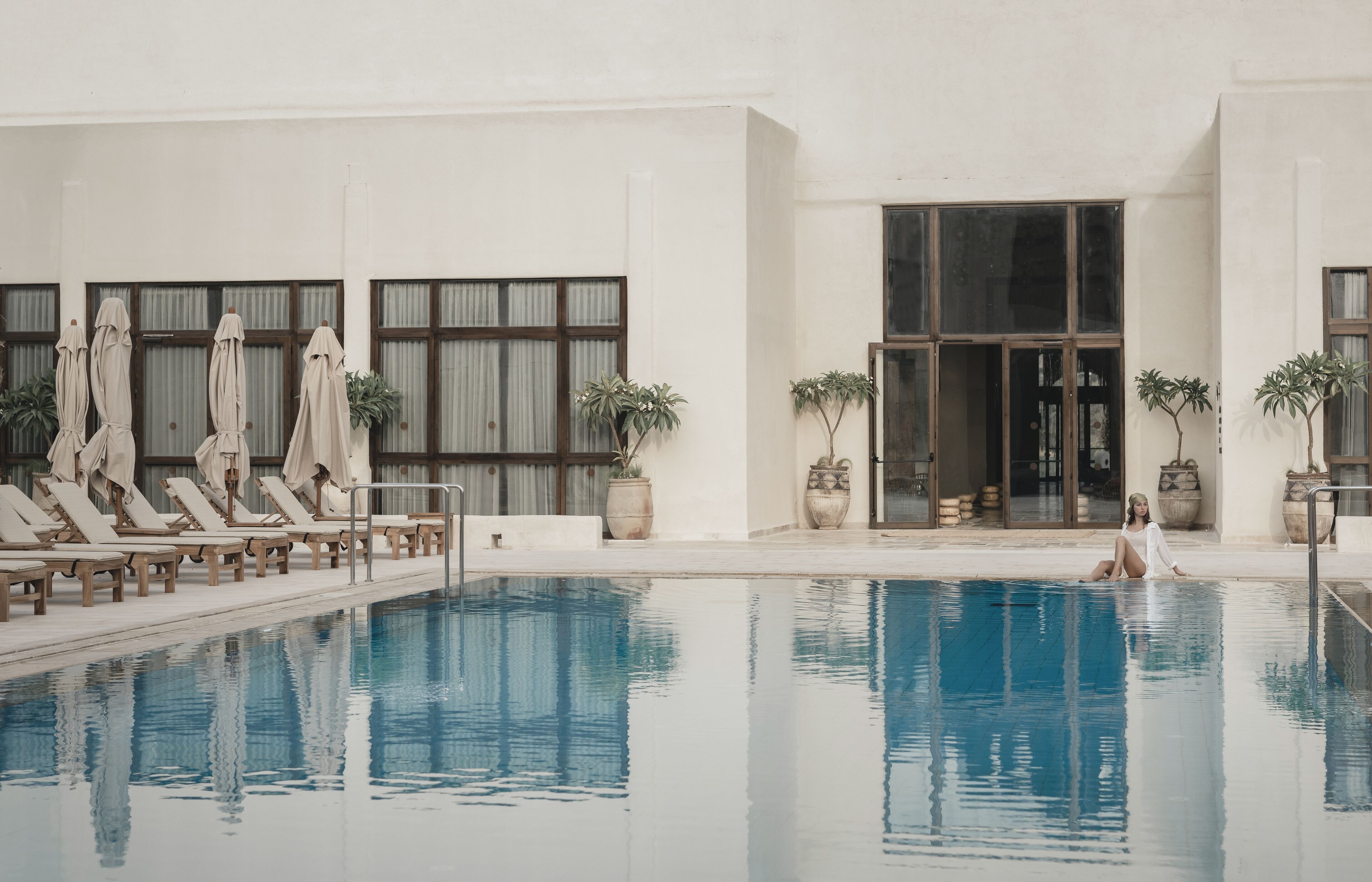 outdoor pool, open 8:00 am to 5:00 pm, pool loungers